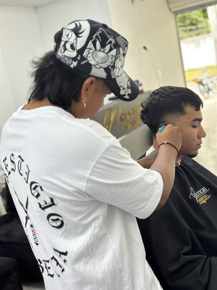 Chocue perfilando un fade con máquina en Prestigio Barberia.